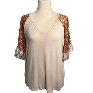 Hailey & Co knit v neck top ivory with floral inset bell sleeves Sz L